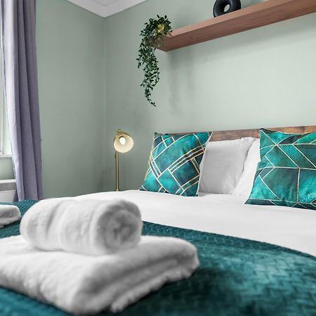Chic 2 Bedroom Apartment Near Liverpool Street By Gold Stays London Bagian luar foto