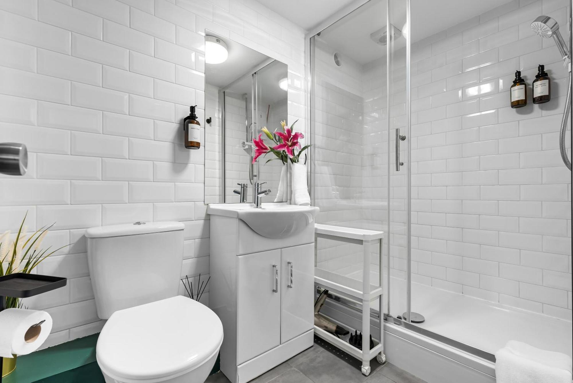 Chic 2 Bedroom Apartment Near Liverpool Street By Gold Stays London Bagian luar foto
