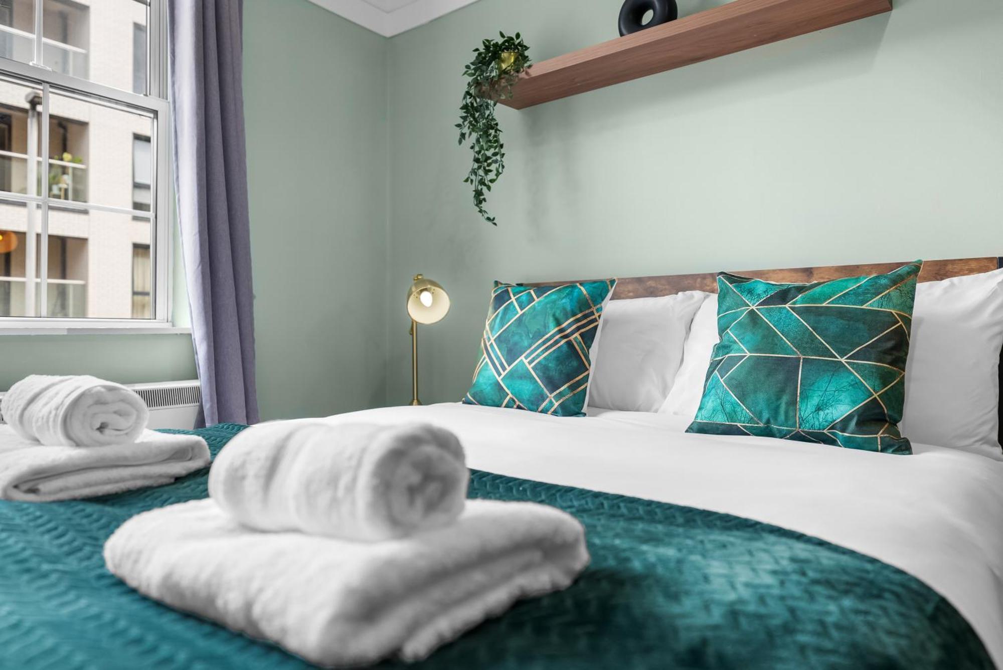 Chic 2 Bedroom Apartment Near Liverpool Street By Gold Stays London Bagian luar foto
