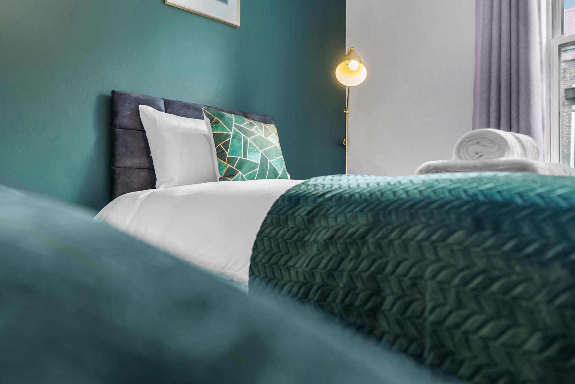 Chic 2 Bedroom Apartment Near Liverpool Street By Gold Stays London Bagian luar foto